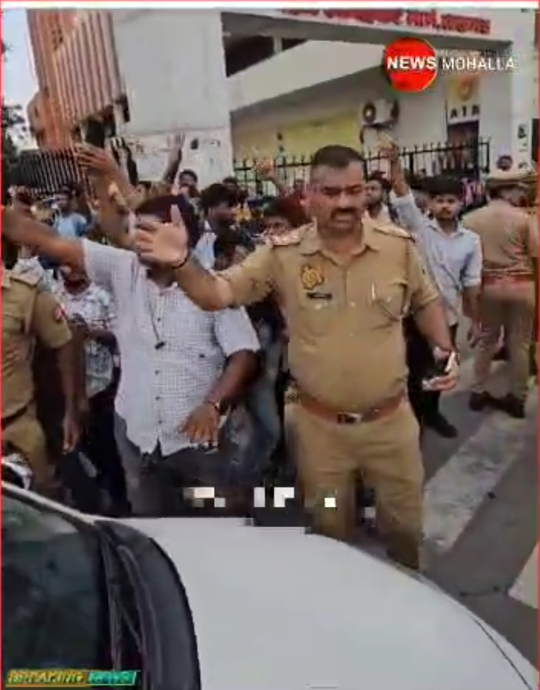 हजरतगंज में मूकबधिरों का शांतिपूर्ण प्रदर्शन, इंस्पेक्टर विक्रम सिंह ने निभाई सराहनीय भूमिका