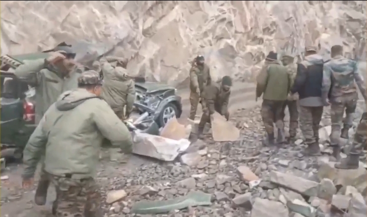 गलवान घाटी में हादसा: पहाड़ी से गिरे पत्थर ने ली दो वीर सैनिकों की जान