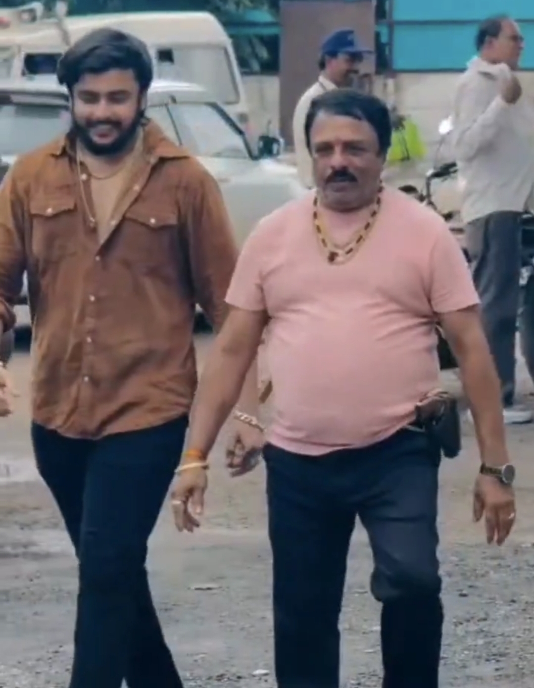 सीहोर: थाने में युवक ने कमर में रिवॉल्वर लगाकर बनाई रील, पुलिस को नहीं लगी भनक, वीडियो वायरल