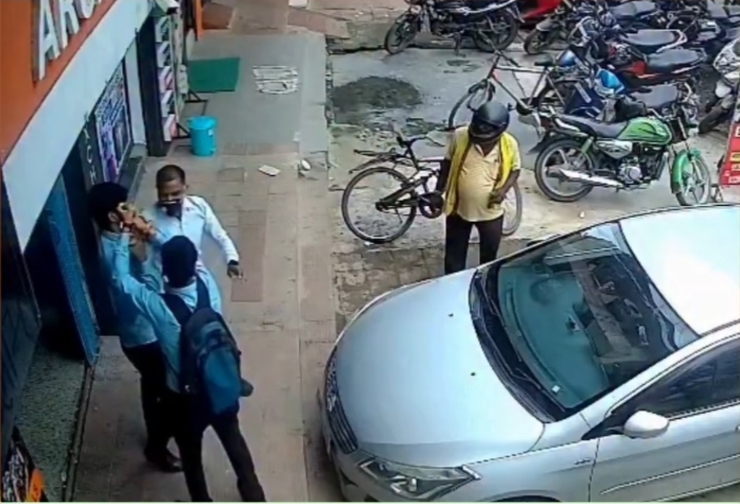 "पटना में दिनदहाड़े बैंक लूट की कोशिश नाकाम, कल्याण ज्वेलर्स कर्मचारियों ने अपराधी से छीनी पिस्टल"