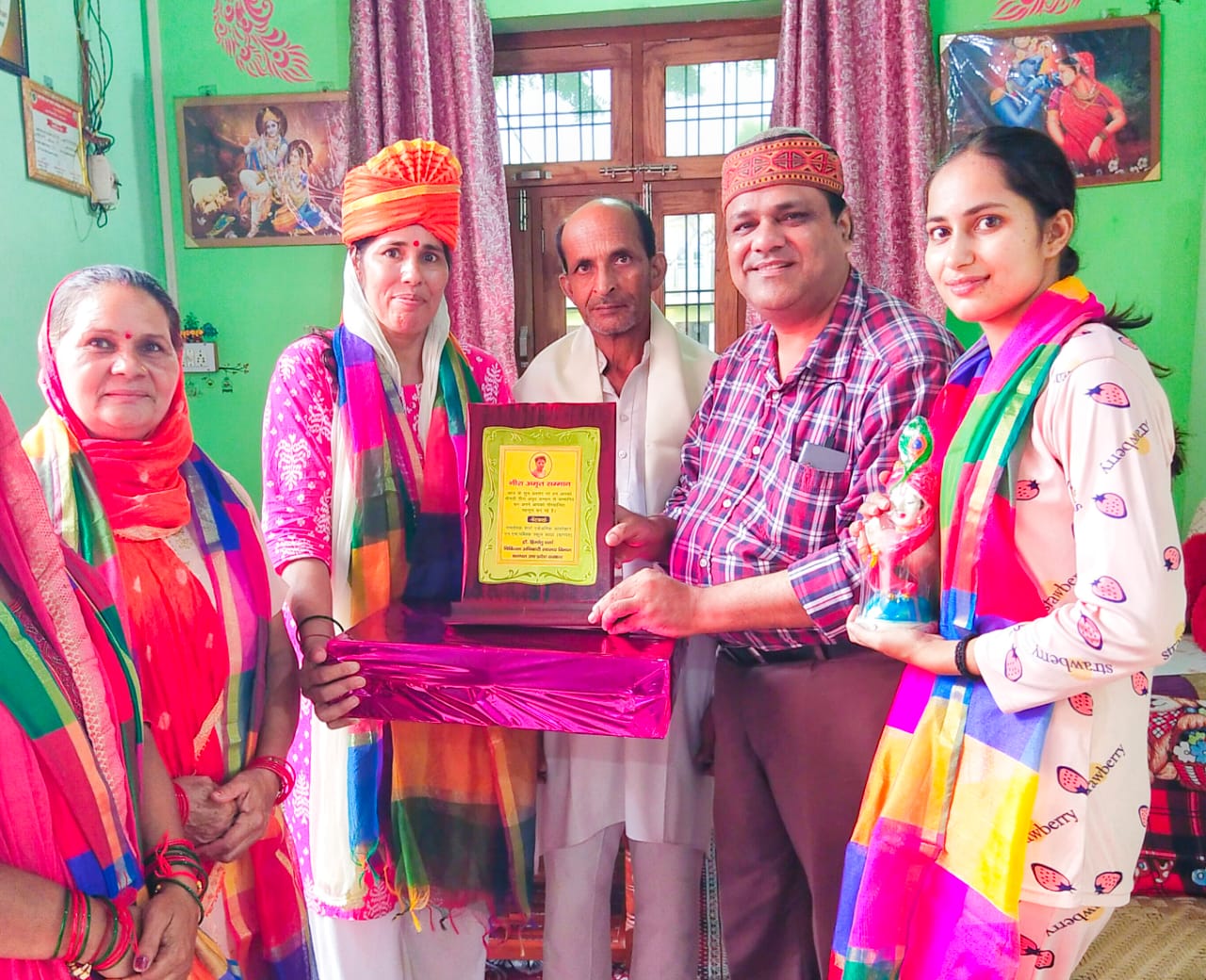 आसफपुर खरखड़ी की समाजसेविका कुसुम चौहान को मिला नीरा अमृत सम्मान