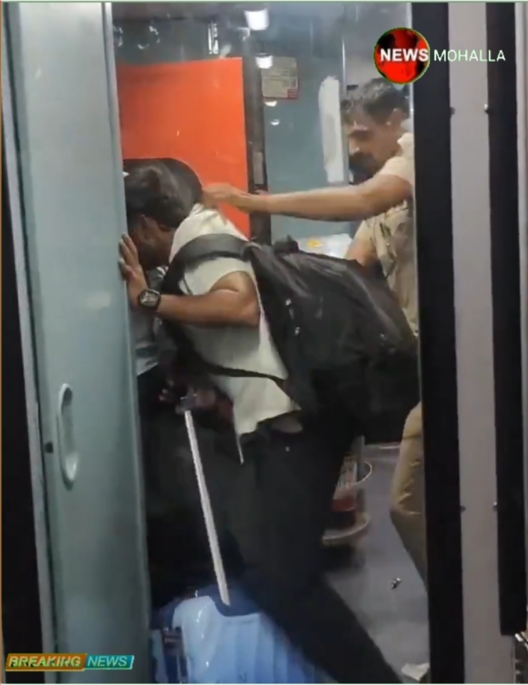 चलती ट्रेन से धक्का: RPF जवान का हैवानियत भरा चेहरा,