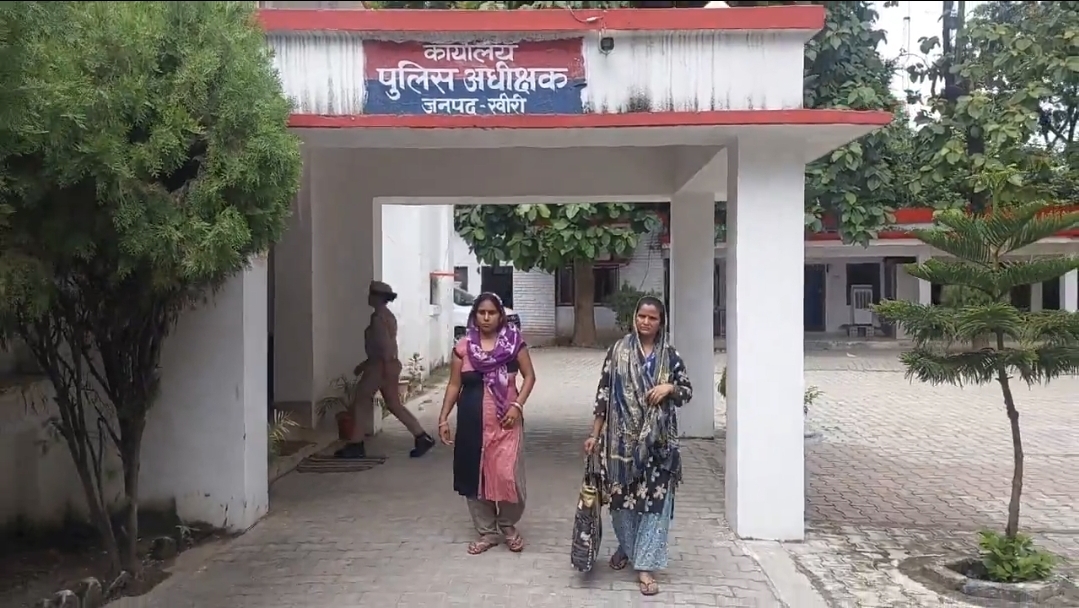 लखीमपुर खीरी में दर्दनाक हादसा, नवजात की मौत पर पिता ने डीएम दफ्तर में लगाई गुहार