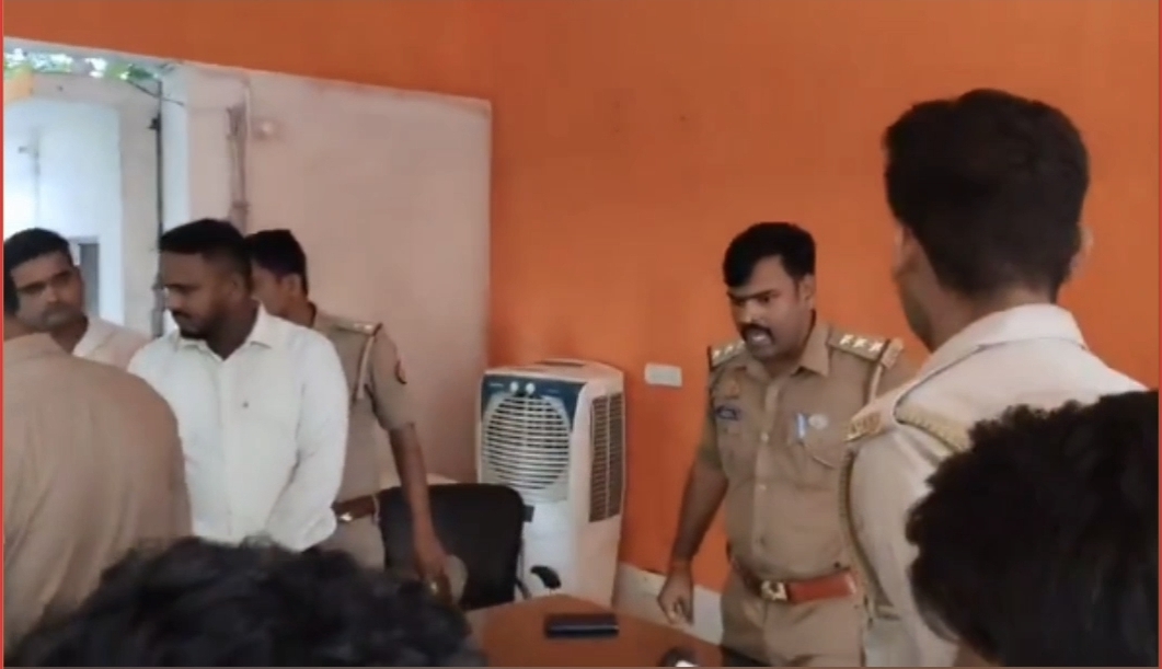 महराजगंज: बजरंग दल कार्यकर्ताओं से परेशान SHO बोले – “नौकरी की ऐसी की तैसी, इस्तीफ़ा देकर चला जाऊँगा”