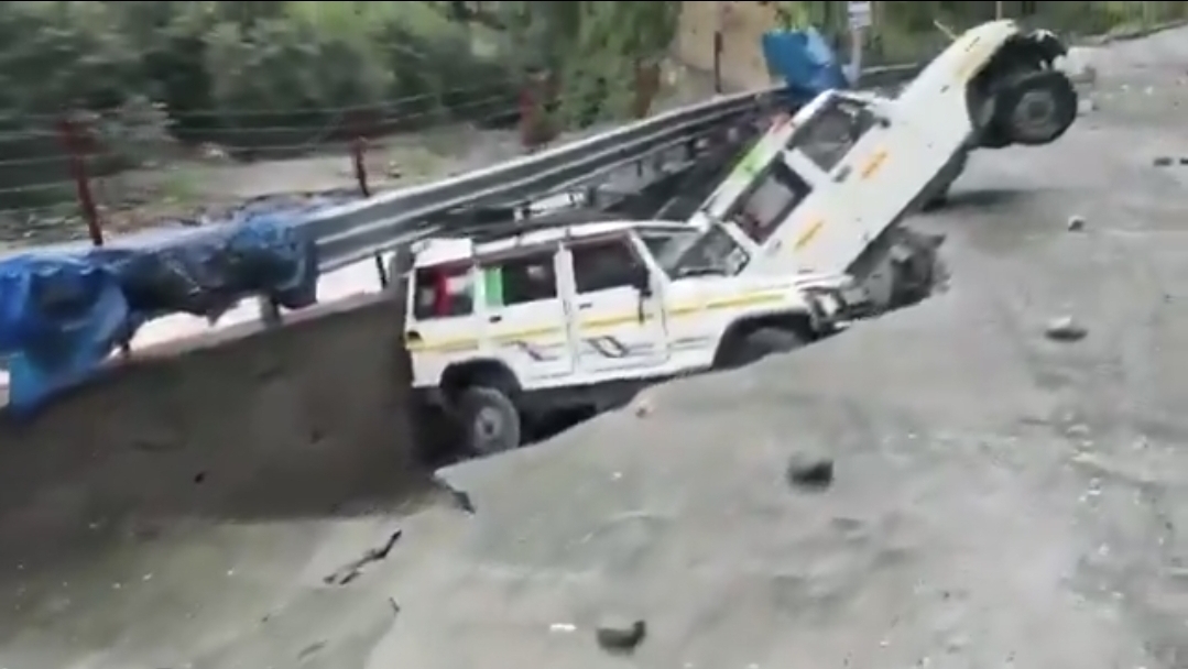 भारी बारिश से सोनप्रयाग में पार्किंग धंसी, कई गाड़ियां क्षतिग्रस्त – केदारनाथ यात्रा प्रभावित