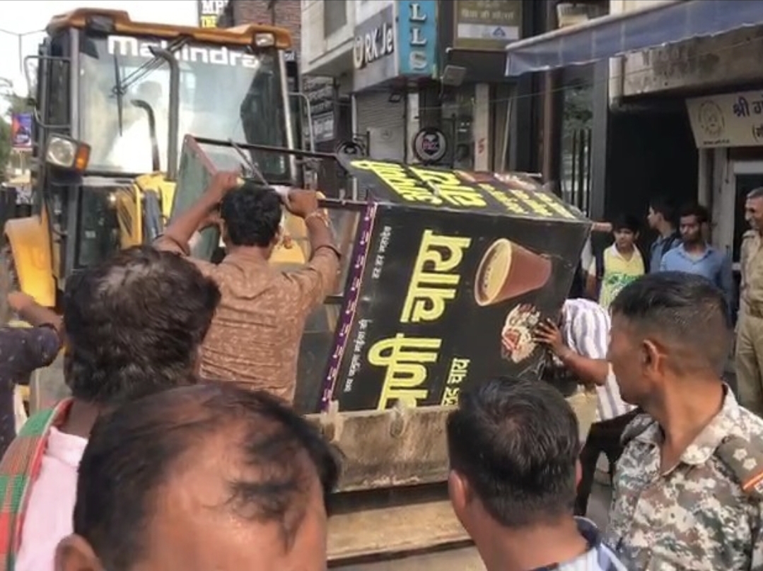 अतिक्रमण पर दोहरा रवैया: ठेले वालों पर कार्रवाई, बड़े मॉल पर खामोशी क्यों? | Street Vendors Act 2014