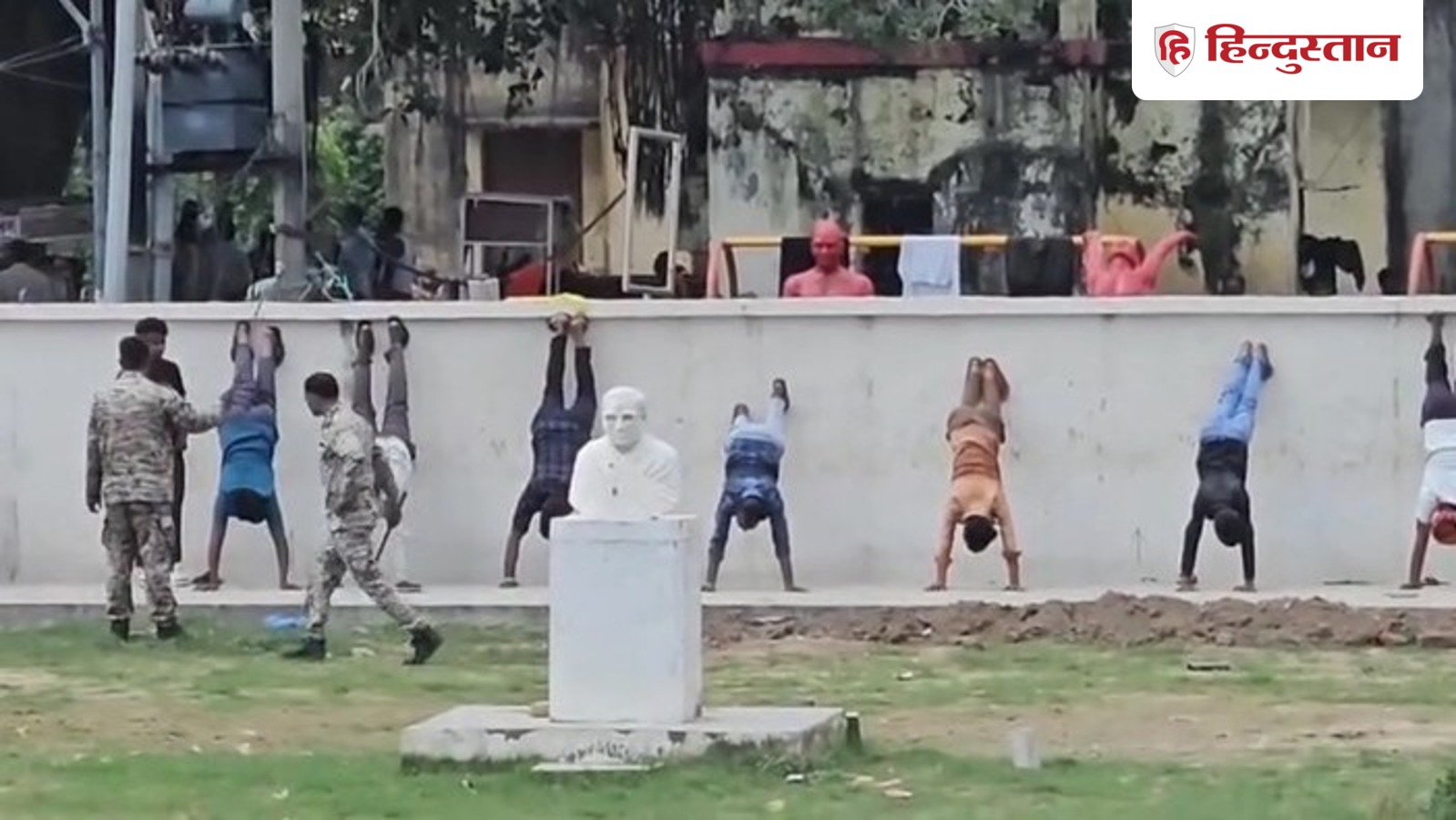 अयोध्या में नगर निगम की अमानवीय कार्रवाई — गरीब ठेलेवालों को दीवार से सिर नीचे खड़ा करवाया गया